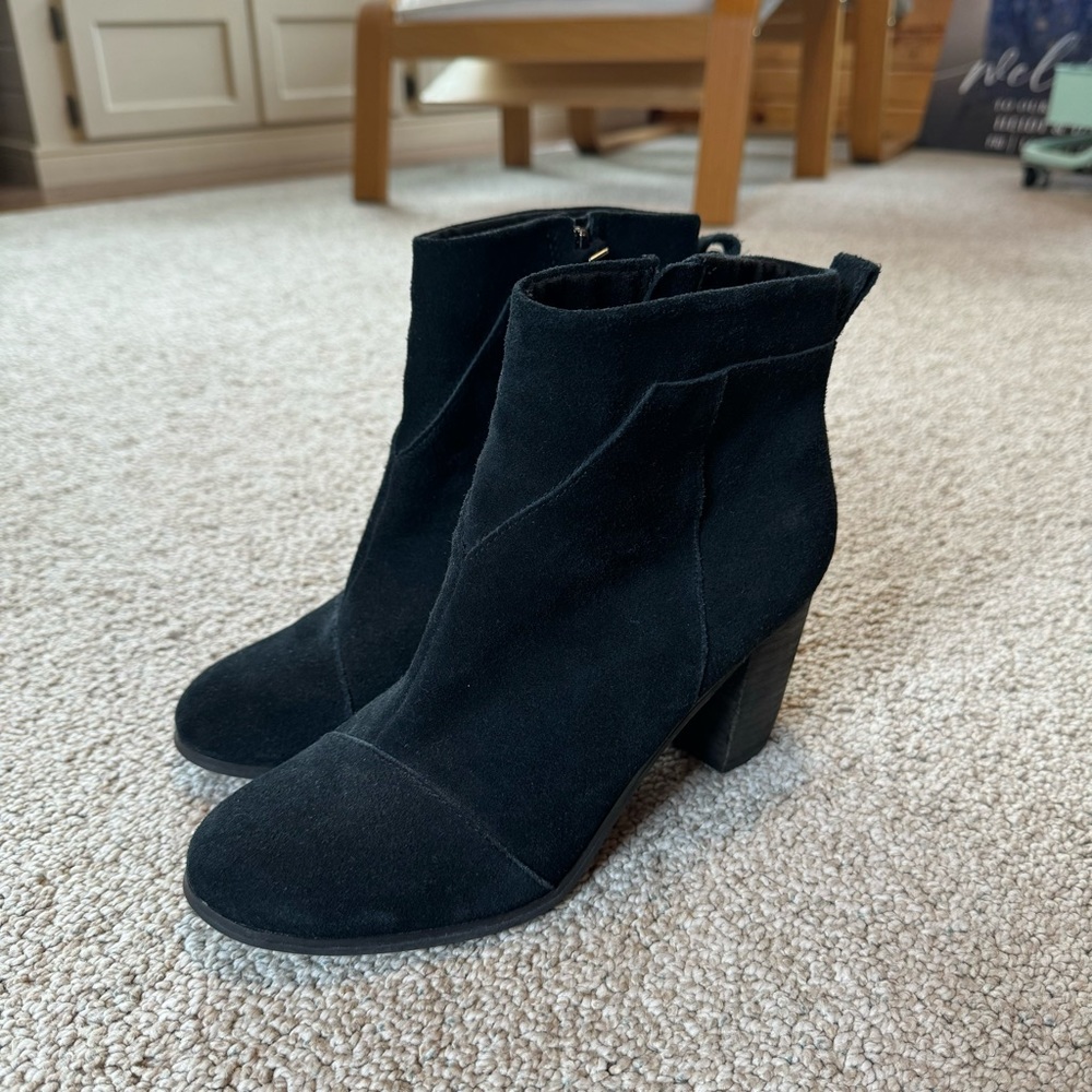 TOMS LUNATA ANKLE BOOTIE, Taupe Suede Size 9